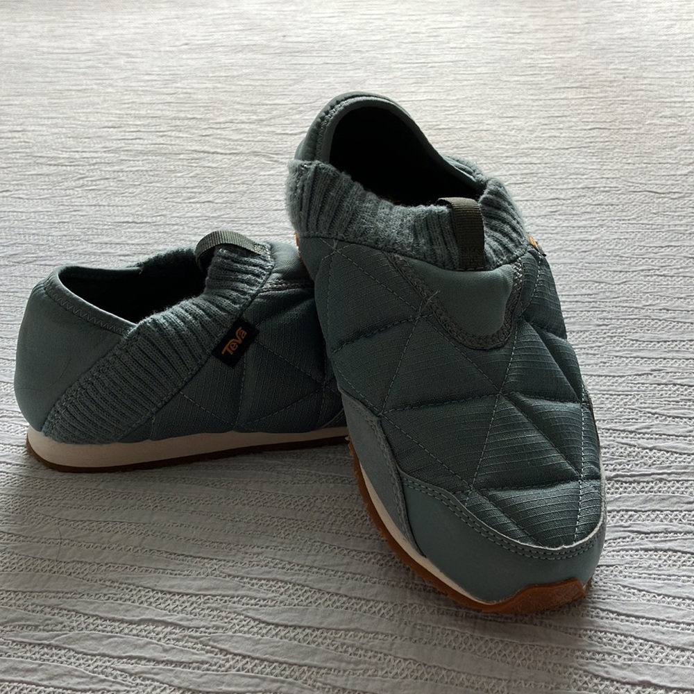 New teva  shoes size 7 teal
